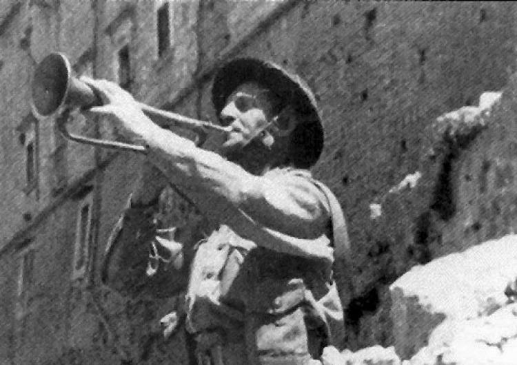 Emil Czech gra Hejnał Mariacki w zdobytym klasztorze Fałszowania historii ciąg dalszy. Według National Geographic, Monte Cassino zdobyli... Francuzi!