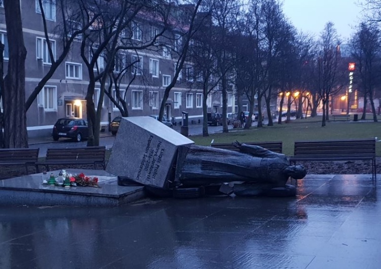  Jest akt oskarżenia ws. znieważenia pomnika ks. Jankowskiego. Sprawcom grozi do 5 lat więzienia