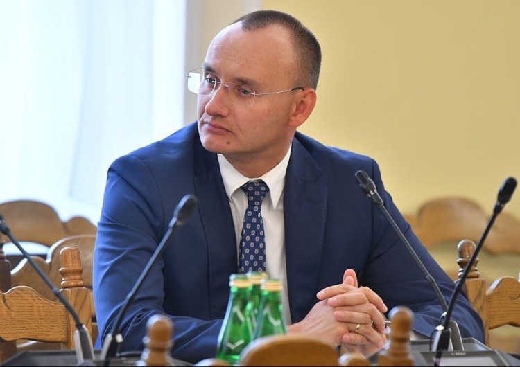 Rzecznik Praw Dziecka publikuje wzory oświadczeń dla rodziców. Spurek oburzona: "To rzecznik episkopatu"