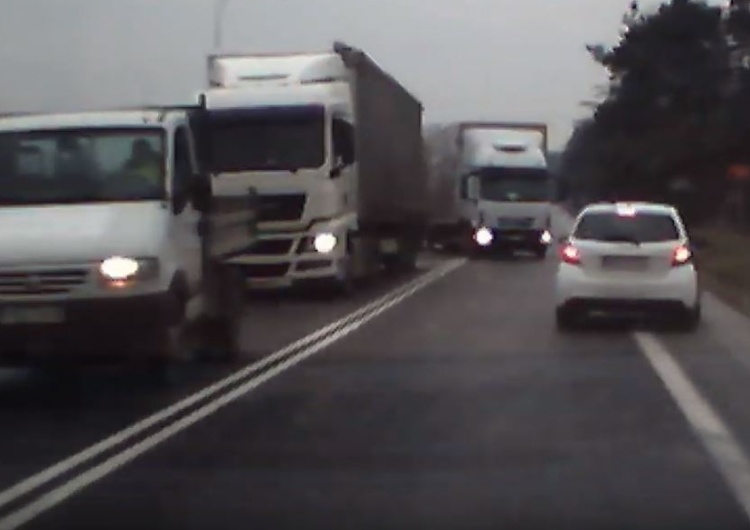  [video] Przerażające. Busko-Zdrój: Ciężarówka jedzie na czołówkę, samochody uciekają na pobocze