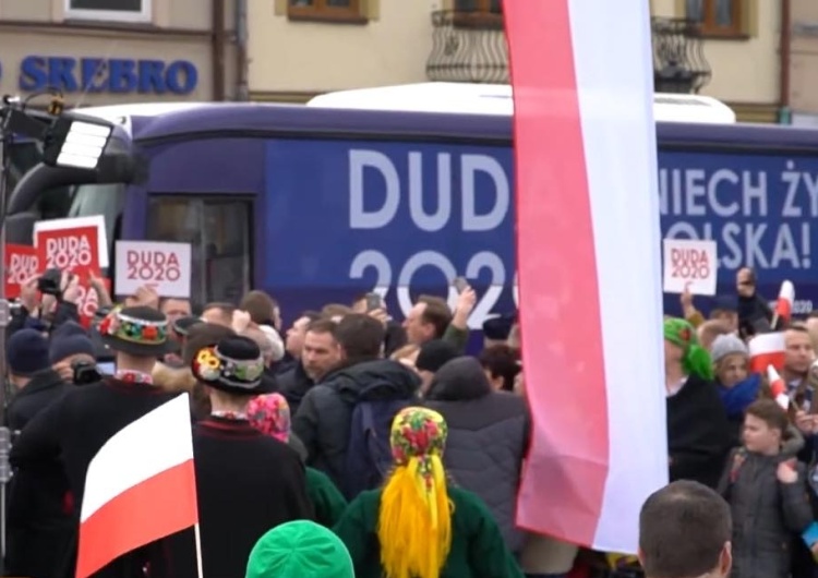 Red. Buła chce ujawniać, którzy dziennikarze byli w Dudabusie? "Będę dzwonił, nieodbierających spotkam"