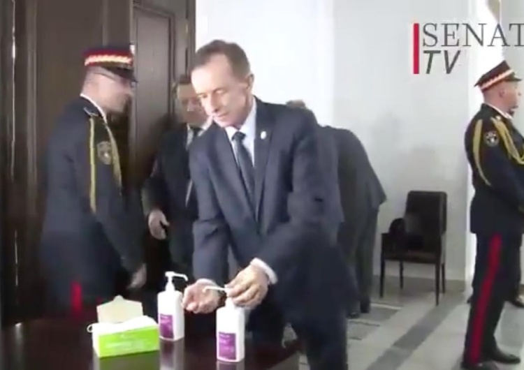 Epopei ciąg dalszy. Marszałek Grodzki o dotknięciu kciukiem dozownika: Mea culpa, ale...