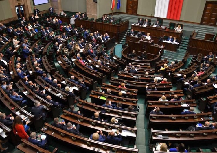  [SONDAŻ] PiS oddala się od Koalicji Obywatelskiej. Pięć partii w Sejmie