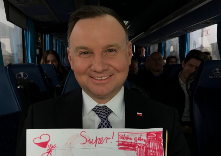 Mała dziewczynka zrobiła plakat dla Andrzeja Dudy: "Polska górą". Prezydent dziękuje