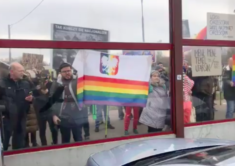 Działacze LGBT zakłócili mszę za „Żołnierzy Wyklętych”. „Grupa demonstrantów gwiżdże w czasie hymnu”