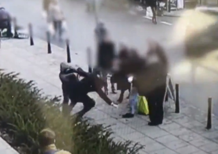  [video] "Do tego prowadzi hejt". Policja publikuje nagranie z ataku na zbierającego podpisy dla A. Dudy