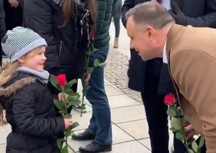  [video] Prezydent rozdaje kobietom róże: "Dziękuję za niezastąpione dobro, którego przysparzają kobiety"