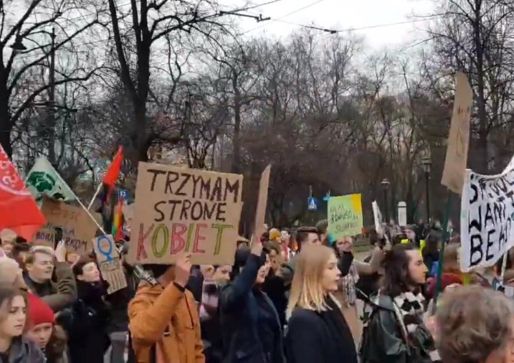 Feministyczne Manify na ulicach miast: "Make abortion happy again", "Łączy nas aborcja"...