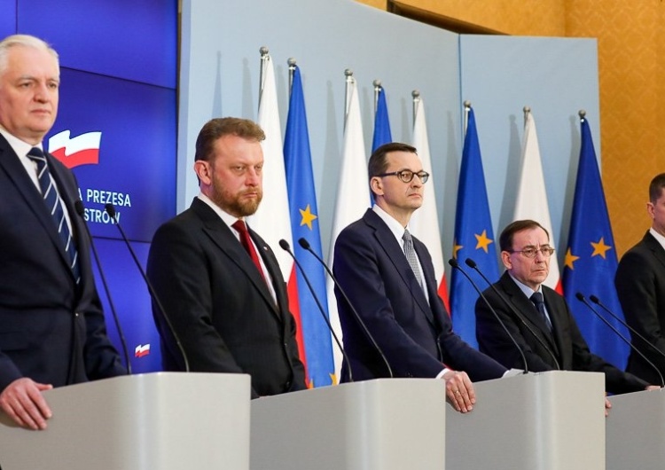 Premier: "Z ogromnym zrozumieniem przyjmuję decyzję samorządów o zamykaniu szkół"