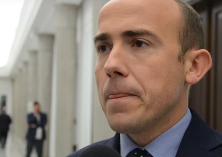 Grzegorz GrzechG Gołębiewski: Platforma "walczy" z koronawirusem