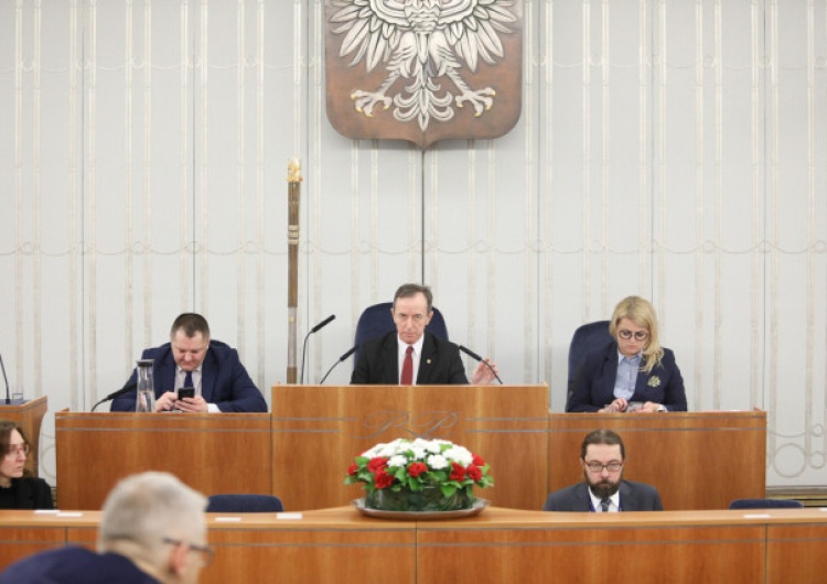Senat za poprawkami do specustawy ws. koronawirusa. Senatorowie PiS przeciwko. „Obietnice bez pokrycia”