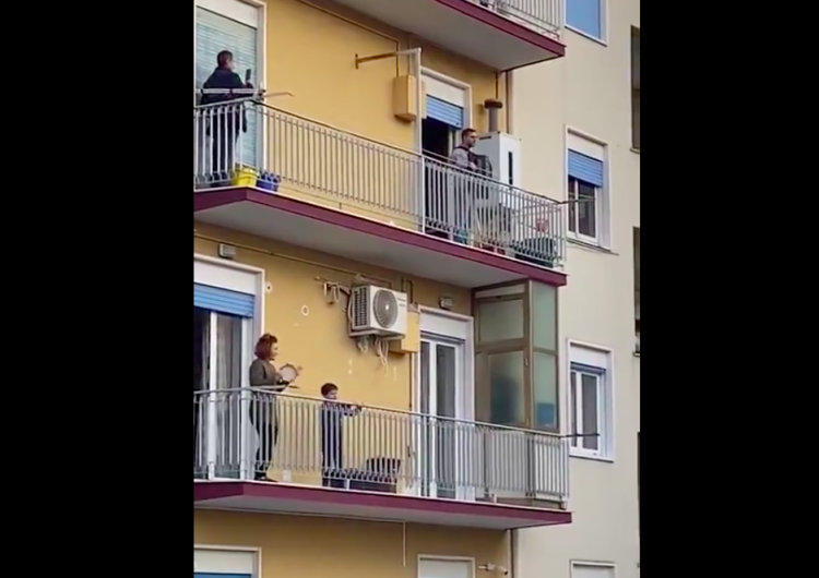  [WIDEO] Włosi nie tracą wiary i optymizmu. Muzyka i śpiewy z okien i balkonów w obliczu epidemii