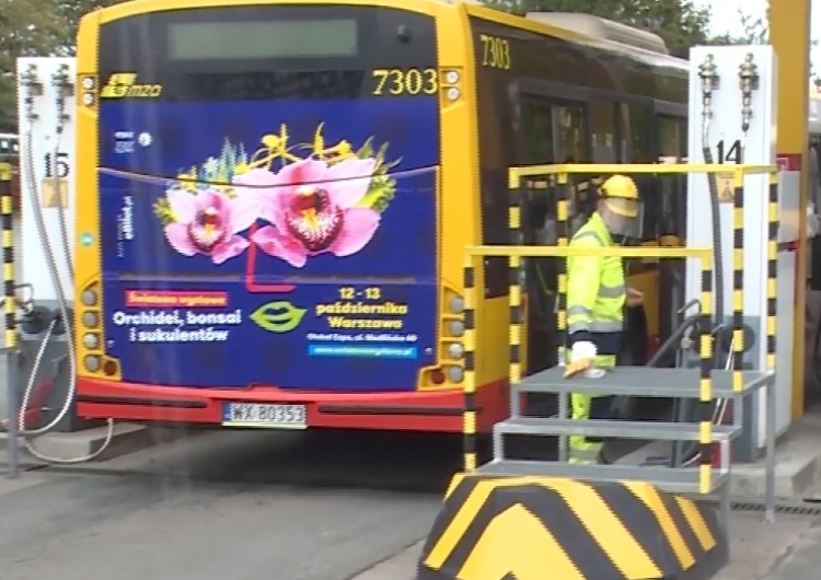 Screen Walka z koronawirusem zaostrza się. Strefy wydzielone w stołecznych autobusach i tramwajach