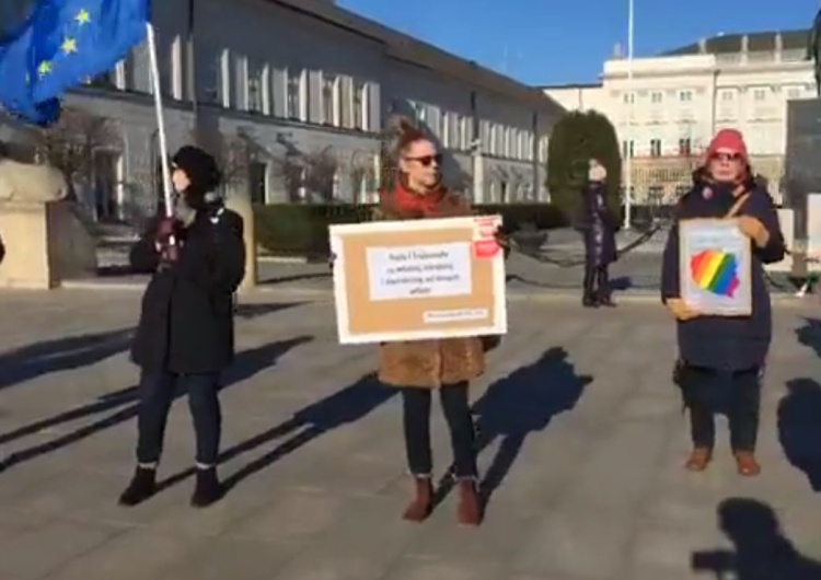  [video] Cała Polska zostaje w domu by walczyć z Covid-19, a KOD... protestuje przed Pałacem Prezydenckim