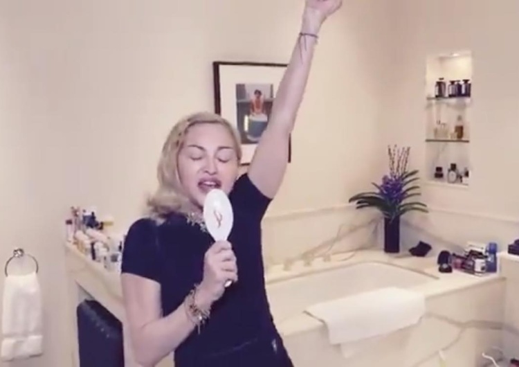  [video] Madonna nie wytrzymała siedzenia w domu? Śpiewa do szczotki o... smażonej rybie