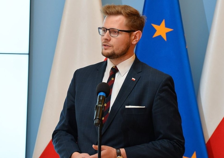 "My z rodziną już coraz lepiej. Dziewczyny rozpiera energia". Dobre wieści o stanie zdrowia min. Wosia