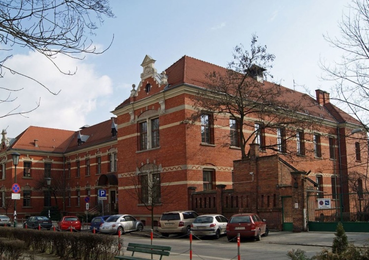 Jeden z największych szpitali w Polsce zamyka kolejne oddziały. "Potwierdzono nowe zarażenia"