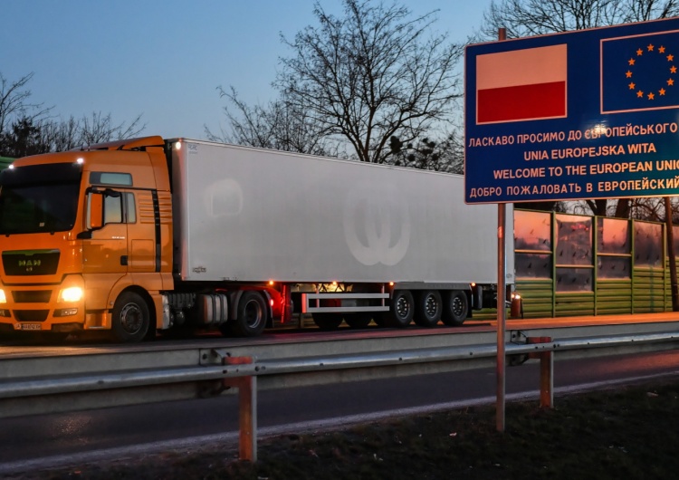 Wojtek Jargiło Polskie granice pozostaną zamknięte do 13 kwietnia. Zakaz nie dotyczy przewozu towarów