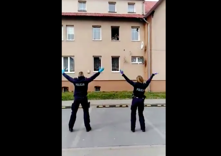  [WIDEO] Ten film podbija internet. Zobacz jak policjanci starają się umilić mieszkańcom kwarantannę