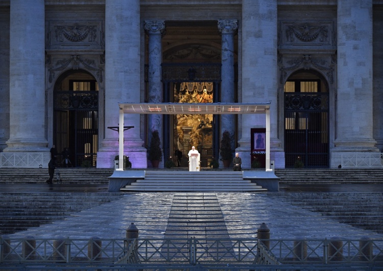  „Te zdjęcia przejdą do historii”. Papież Franciszek modlił się na pustym placu św. Piotra