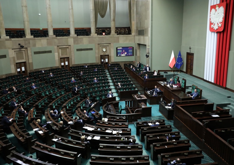Sejm uchwalił specustawę wspierającą firmy w związku z epidemią