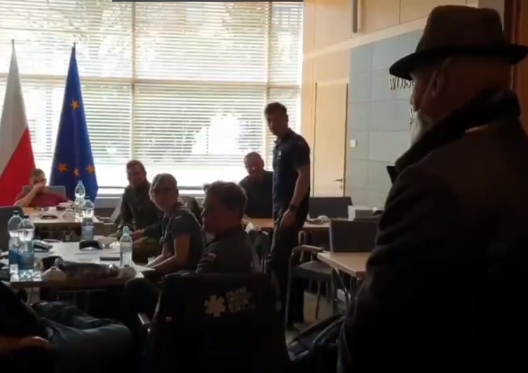  [Wideo] Wzruszające. Urodzony w Bergamo ambasador Włoch na lotnisku dziękował polskim lekarzom
