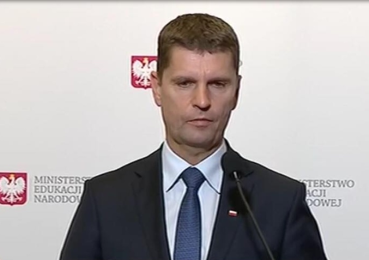 Min. Piontkowski: "Na razie nie przewidujemy zmiany terminu zakończenia roku szkolnego"