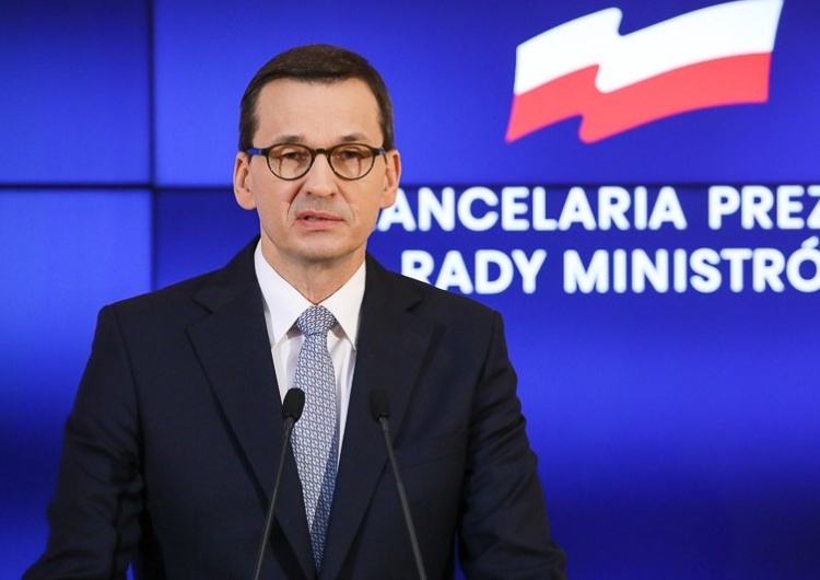 Premier wymienia nowe obostrzenia: "Wprowadzamy obowiązek utrzymania min. 2 -metrowej odległości..."