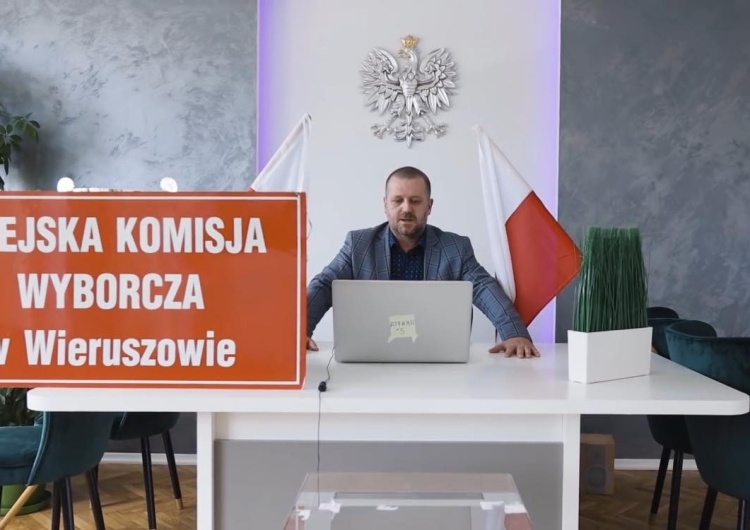  [video] Żałość. Burmistrz Wieruszowa zamyka się w trumnie. Protestuje przeciw wyborom w maju
