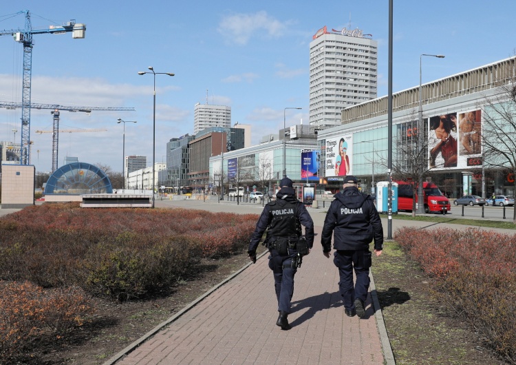  MSWiA: Znaczna część policjantów będzie patrolować ulice. Straż miejska pod ścisłym nadzorem policji