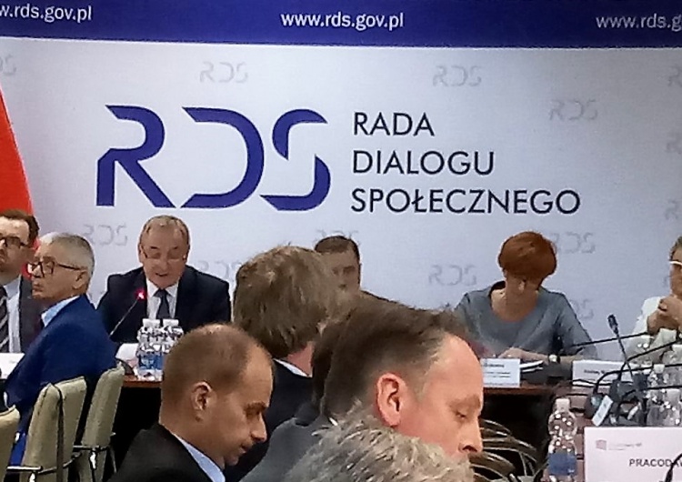 Pytamy rzecznika rządu: Po co w Tarczy Antykryzysowej zapisy umożliwiające odwoływanie członków RDS?
