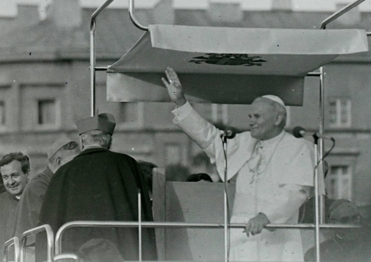 Tomasz Gutry [Unikalne archiwalne fotografie] "Niech zstąpi Duch Twój!". Pierwsza Pielgrzymka Ojca Św. JPII do Polski