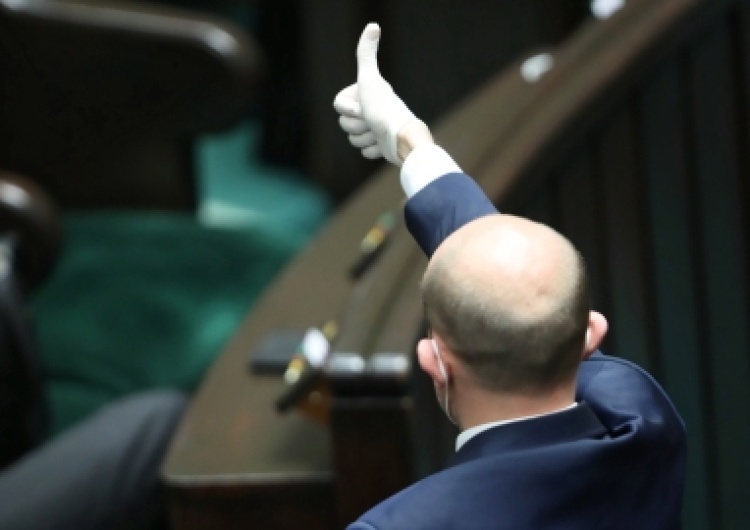  New York Post:" Sejm przyjął wybory korespondencyjne". A na zdjęciu entuzjastycznie Budka, Kidawa...