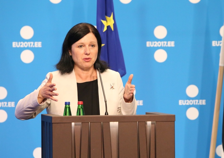 Wiceprzewodnicząca KE: Bruksela zaniepokojona działaniami polskich władz. Chodzi o wybory