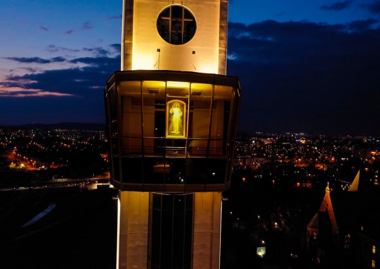 Jezus Miłosierny na łagiewnickiej wieży