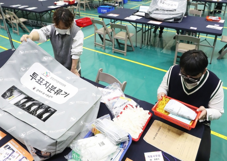PAP/EPA/YONHAP W Korei Południowej właśnie trwają wybory parlamentarne