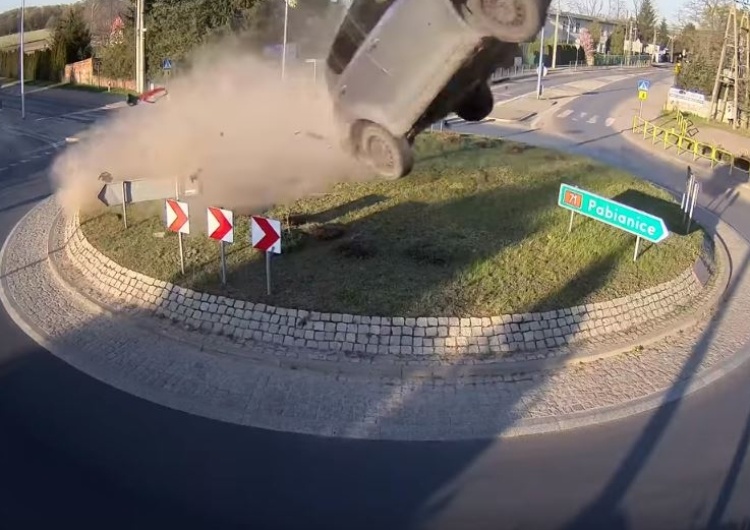  [video] Szokujący wypadek w Rąbieniu. Samochód na rondzie wystrzelił w powietrze i przeleciał… 64 metry!