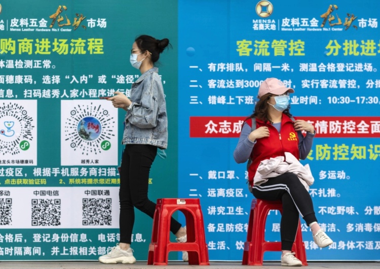 PAP/EPA/ALEX PLAVEVSKI To nie koniec epidemii koronawirusa w Chinach? Rośnie liczba zakażonych i zgonów