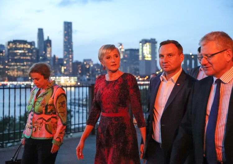 Para Prezydencka podczas spaceru po Brooklyn Heights Promenade w Nowym Jorku Prezydenckie życzenia robią furorę w internecie