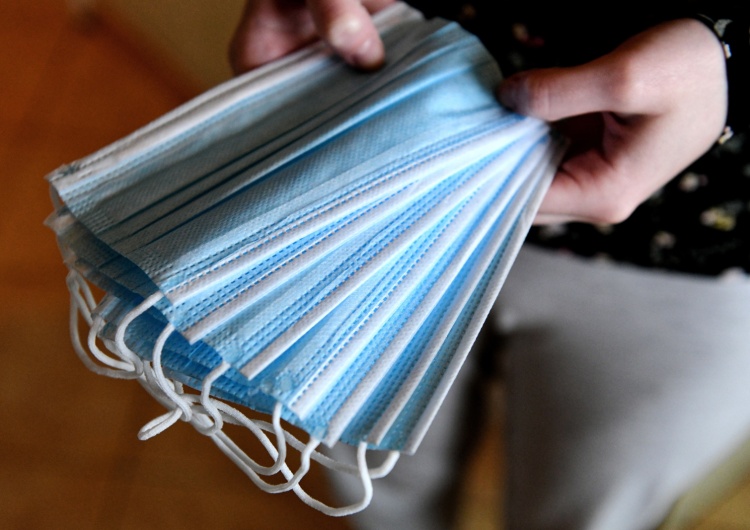 Więźniowie szyją maseczki dla służb ratunkowych. "Po miesiącu wyprodukowano milion"