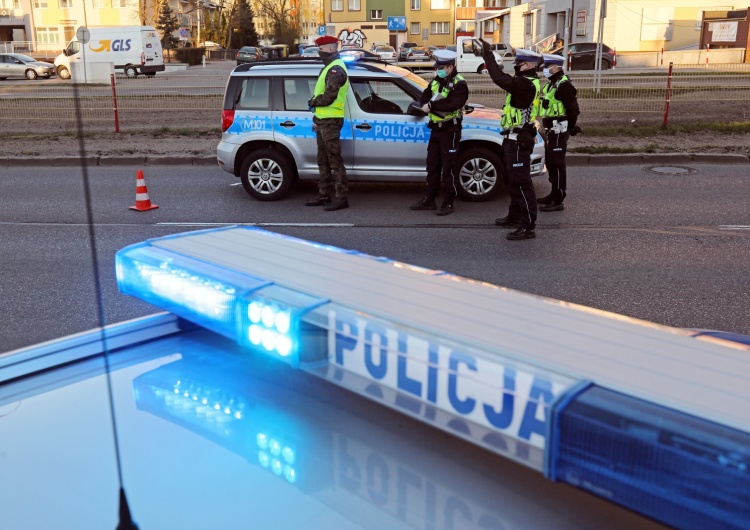 Policjanci zatrzymali 28-latka, bo miał źle założoną maseczkę. Okazało się, że jest poszukiwany