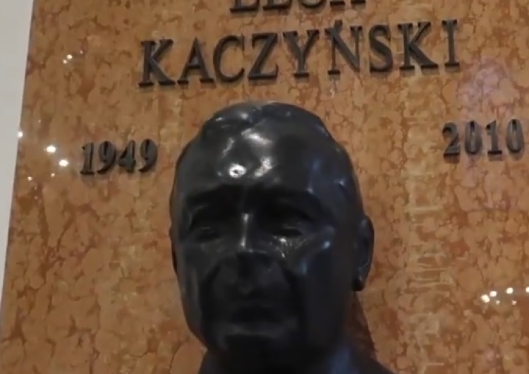 Screen "Był moim Nauczycielem". Andrzej Duda po umieszczeniu popiersia śp. Lecha Kaczyńskiego w Archikatedrze
