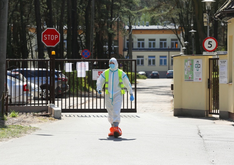 Zmarło kolejne 19 osób zakażonych koronawirusem. Wśród nich 35-letni mężczyzna