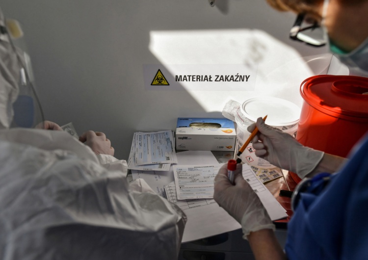 248 nowych zakażeń. MZ tłumaczy: Trzy ogniska spowodowały wzrost zachorowań
