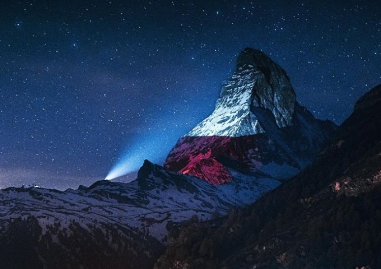 Jacek Weister Photography Polska flaga na Matterhornie. "Na pięknej ścianie góry wyświetlane są iluminacje dające nadzieję"