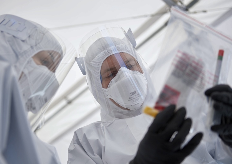 Wzrasta liczba ofiar COVID-19. Nowy raport Ministerstwa Zdrowia