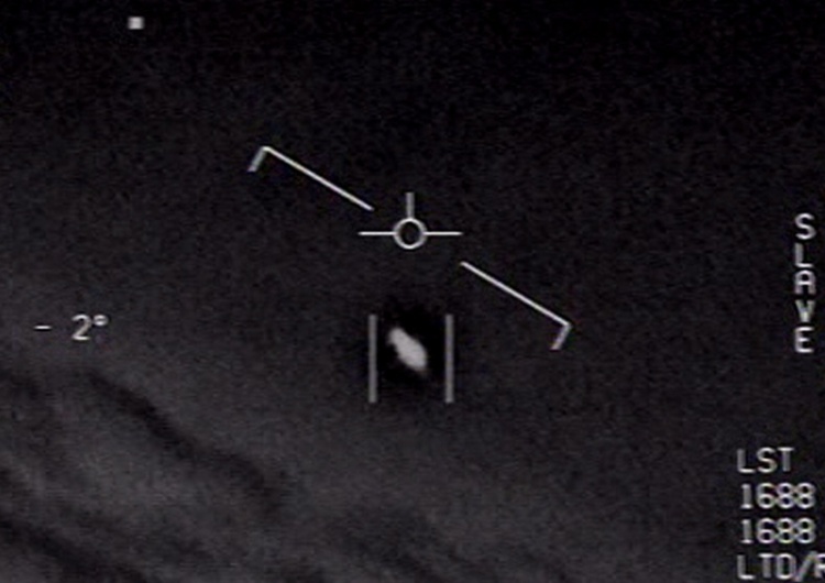 "Cholernie ciekawy materiał, zastanawiam się...". Trump o nagraniach z UFO