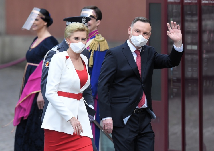  [WIDEO] Para Prezydencka wzięła udział w uroczystości podniesienia Flagi Państwowej RP