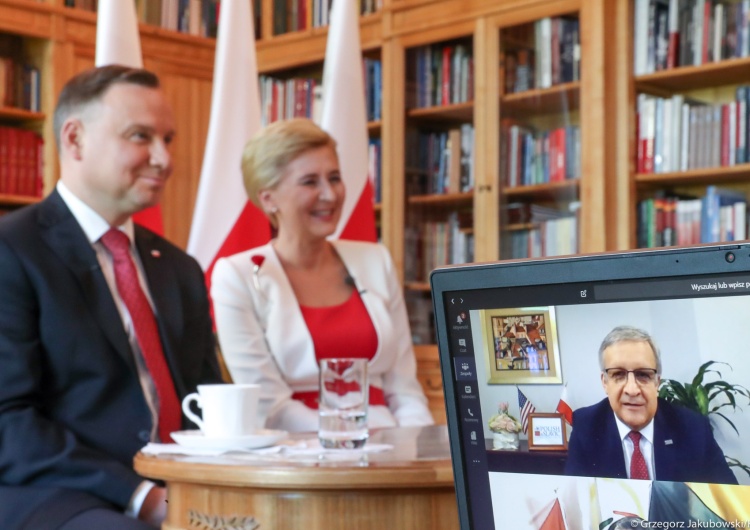 Grzegorz Jakubowski Z okazji Dnia Flagi prezydent z małżonką wzięli udział w wideokonferencji z przedstawicielami Polonii