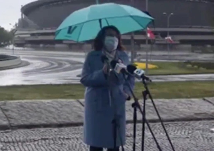  [video] MKB w Katowicach, stając w strugach deszczu cytuje słowa Korfantego... z kartki